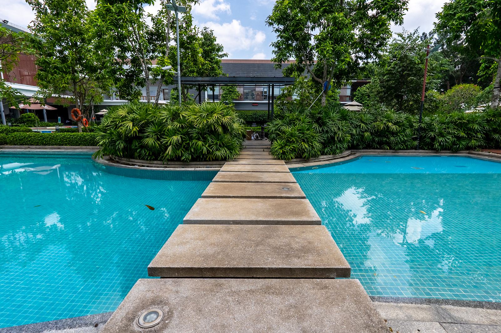 Khu vực hồ cho bé và hồ jacuzzi tại Celadon Sports Club